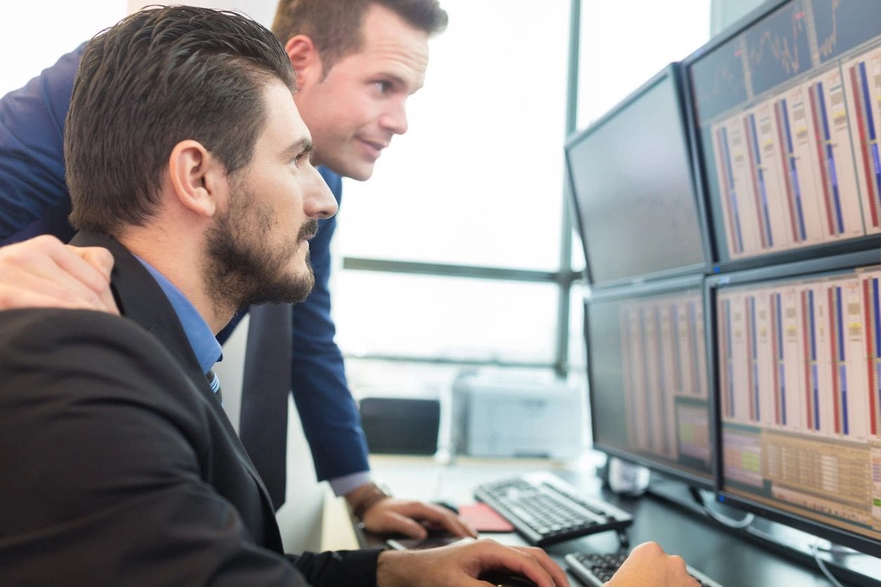 fm=f_RyP33Ao Two men looking at a computer screen.